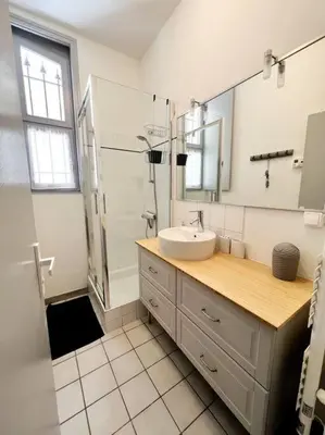 Salle de bains dans l'établissement Cour Passy - Centre ville