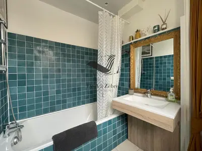 Salle de bains dans l'établissement Cocon Bleu - Maison idéalement située avec jardin
