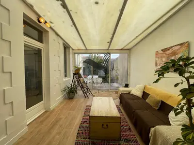 Coin salon dans l'établissement Cocon Bleu - Maison idéalement située avec jardin