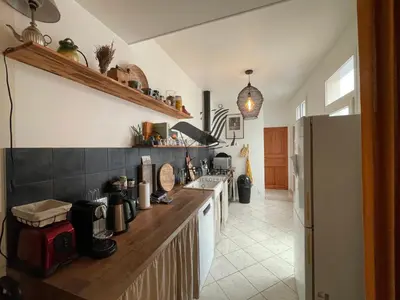 Cuisine ou kitchenette dans l'établissement Cocon Bleu - Maison idéalement située avec jardin
