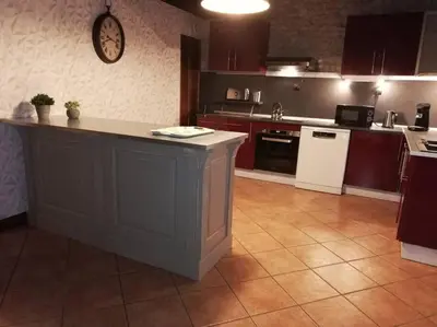 Cuisine ou kitchenette dans l'établissement Maison charentaise à la campagne