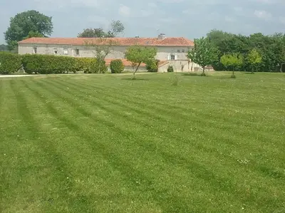 Jardin de l'établissement Maison charentaise à la campagne