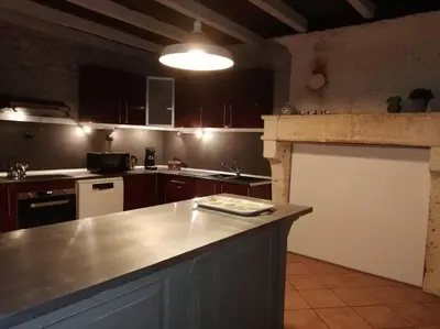 Cuisine ou kitchenette dans l'établissement Maison charentaise à la campagne