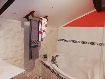 Salle de bains dans l'établissement Maison charentaise à la campagne