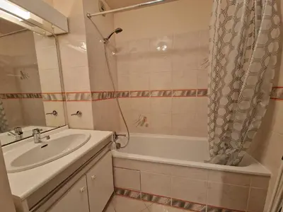 Salle de bains dans l'établissement Appartement avec Piscine, Tennis & Balcon, Centre-ville Chatelaillon-Plage, 6 Pers, 2 Ch - FR-1-706-17