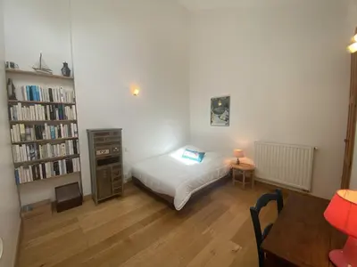 Un ou plusieurs lits dans un hébergement de l'établissement Villa rénovée à Fouras: 2 ch + mezzanine, proche plage/centre, jardin privatif, équipement complet - FR-1-709-64