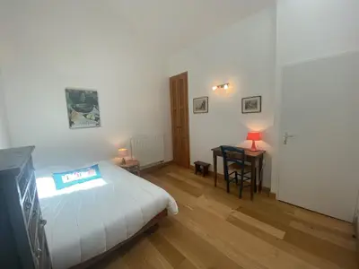 Un ou plusieurs lits dans un hébergement de l'établissement Villa rénovée à Fouras: 2 ch + mezzanine, proche plage/centre, jardin privatif, équipement complet - FR-1-709-64