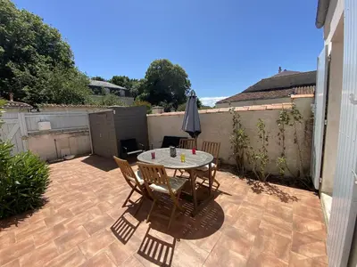 Balcon ou terrasse dans l'établissement Villa rénovée à Fouras: 2 ch + mezzanine, proche plage/centre, jardin privatif, équipement complet - FR-1-709-64