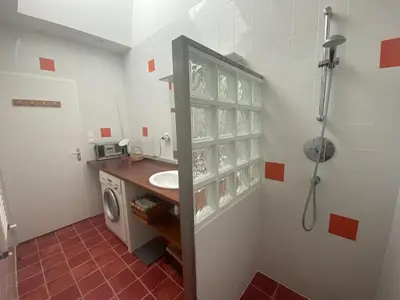 Salle de bains dans l'établissement Villa rénovée à Fouras: 2 ch + mezzanine, proche plage/centre, jardin privatif, équipement complet - FR-1-709-64