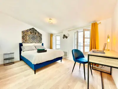 Un ou plusieurs lits dans un hébergement de l'établissement Niort - Hyper-Centre - Appartements en Duplex ou Triplex - Wifi Fibre - NOUVEAU