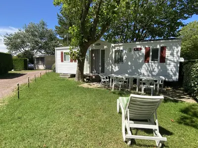 Jardin de l'établissement Mobil-home 3 chambres proche plage à Fouras, idéal 6 pers., équipement complet, calme assuré. - FR-1-709-68