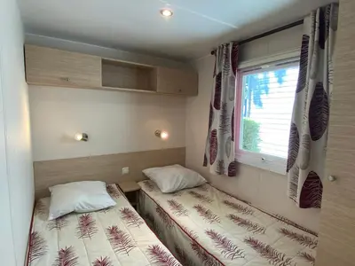 Un ou plusieurs lits dans un hébergement de l'établissement Mobil-home 3 chambres proche plage à Fouras, idéal 6 pers., équipement complet, calme assuré. - FR-1-709-68