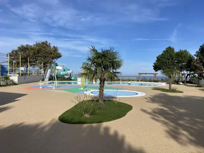 Piscine de l'établissement Mobil-home 3 chambres proche plage à Fouras, idéal 6 pers., équipement complet, calme assuré. - FR-1-709-68 ou située à proximité