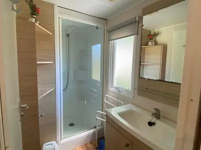Salle de bains dans l'établissement Mobil-home 3 chambres proche plage à Fouras, idéal 6 pers., équipement complet, calme assuré. - FR-1-709-68
