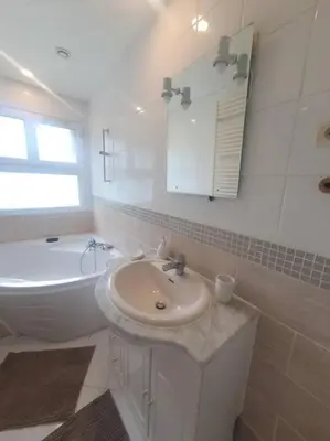 Salle de bains dans l'établissement Maison à Poitiers - Futuroscope