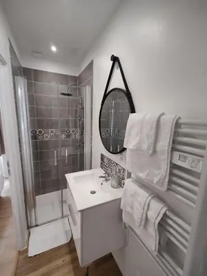 Salle de bains dans l'établissement Le duplex de l'Abbaye Royale - Studio cosy !