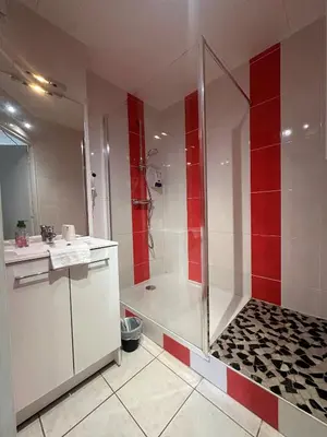 Salle de bains dans l'établissement Agape Hotel Niort- Bessines