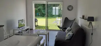 Télévision ou salle de divertissement dans l'établissement MAISON ROUGE LE PONANT