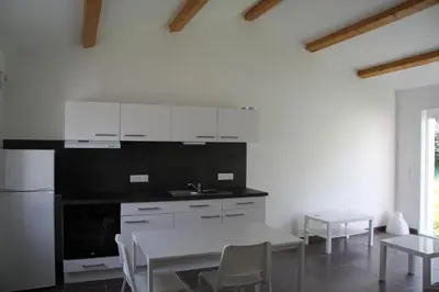 Cuisine ou kitchenette dans l'établissement MAISON ROUGE LE PONANT