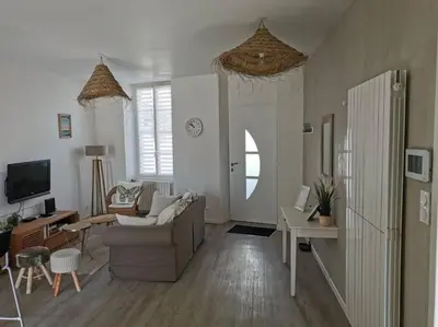Télévision ou salle de divertissement dans l'établissement Agréable maison de ville, de 1 à 6 personnes, à 5 min à pied du centre ville de Cognac