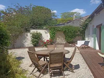 Jardin de l'établissement Gîte de la cour