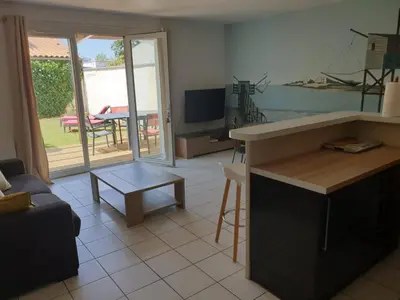 Télévision ou salle de divertissement dans l'établissement Spacieux T2 Gd confort jardin et garage privatifs