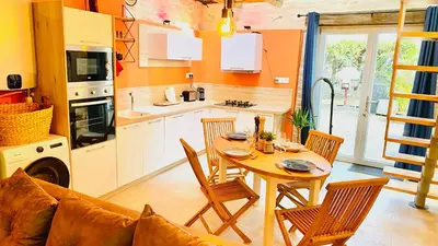 Cuisine ou kitchenette dans l'établissement L'atelier - Duplex Gîte de charme avec Spa La Rochelle