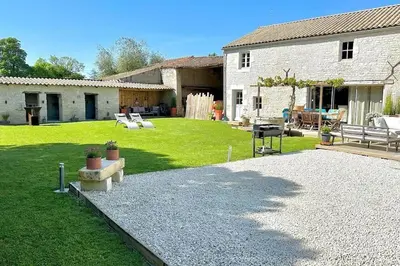 Jardin de l'établissement L'atelier - Duplex Gîte de charme avec Spa La Rochelle