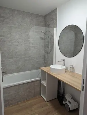 Salle de bains dans l'établissement Échappée Cosy au Cœur du Futuroscope - Confort Assurés