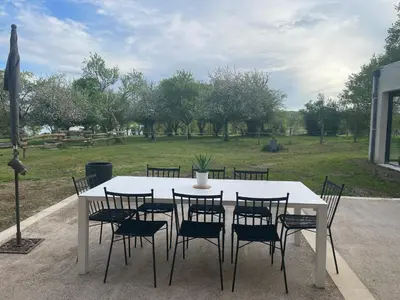 Jardin de l'établissement Gîte à la campagne au bord d'un Lac 8 personnes