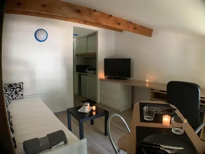 Télévision ou salle de divertissement dans l'établissement A -15min à Vélo du vieux Port La Rochelle 4