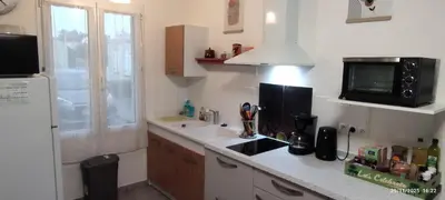 Cuisine ou kitchenette dans l'établissement Les Sablines - Maisons T2 à 700m de l'océan - Terrasse et parking