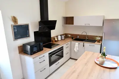 Cuisine ou kitchenette dans l'établissement Grande maison de vacances Les Reinettes