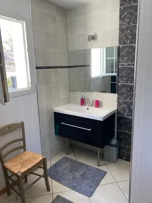 Salle de bains dans l'établissement Les 5 timbres