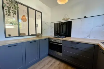 Cuisine ou kitchenette dans l'établissement Spacious cocoon with pool in La Rochelle