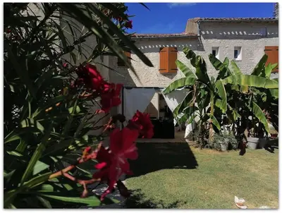 Jardin de l'établissement Une Chambre d'Hôtes dans charmante longère Charentaise