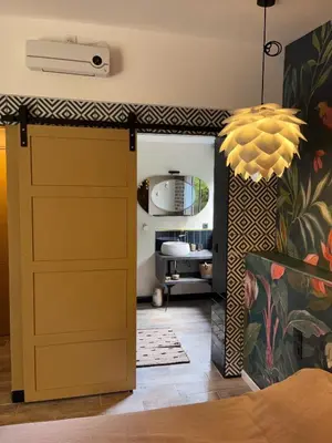 Un ou plusieurs lits dans un hébergement de l'établissement Les Chambres de Marc