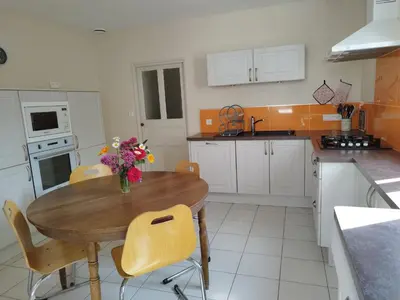 Cuisine ou kitchenette dans l'établissement AU PIED DU MOULIN