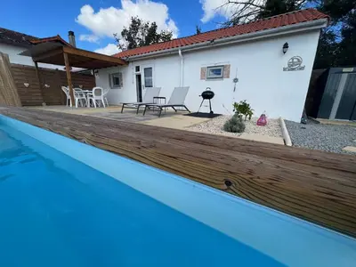 Piscine de l'établissement Le Douillet - The Snug-Couples Retreat ou située à proximité