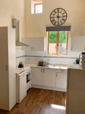 Cuisine ou kitchenette dans l'établissement Millstone Gite 1, two bed apartment + shared pool