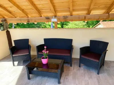 Coin salon dans l'établissement Millstone Gite 2, two bed apartment + shared pool