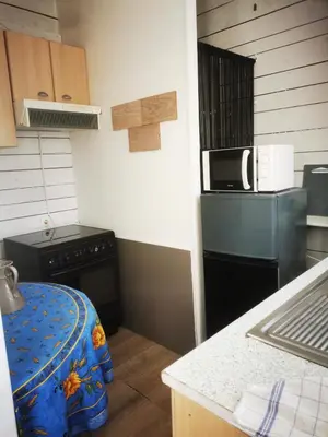 Cuisine ou kitchenette dans l'établissement petite maison 15 mn à pied du marche et vieux port