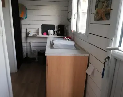 Cuisine ou kitchenette dans l'établissement petite maison 15 mn à pied du marche et vieux port