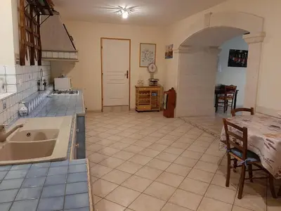Cuisine ou kitchenette dans l'établissement Gîte familial avec jardin, cheminée et équipements bébé – Bellevigne, Charente - FR-1-653-149