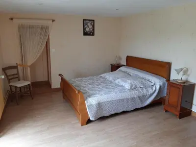 Un ou plusieurs lits dans un hébergement de l'établissement Gîte familial avec jardin, cheminée et équipements bébé – Bellevigne, Charente - FR-1-653-149