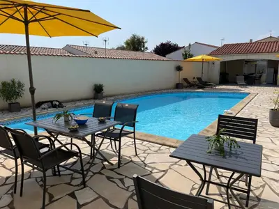 Piscine de l'établissement Les Pertuis Rochelais ou située à proximité