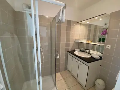 Salle de bains dans l'établissement Résidence services Les Solimarines Sainte Soulle