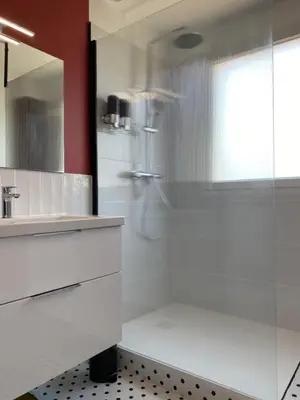 Salle de bains dans l'établissement Le Cinquième