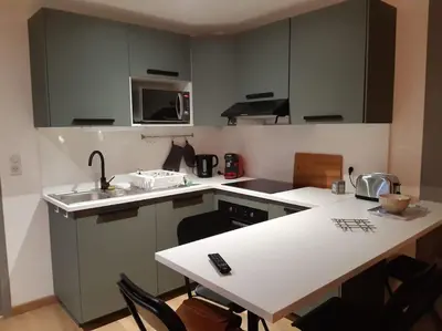 Cuisine ou kitchenette dans l'établissement Appart Cocooning proche centre ville et gare de La Rochelle