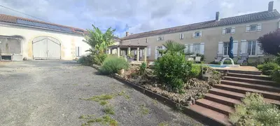 Jardin de l'établissement Gîtes de 2 à 11 personnes au Domaine d'USSON